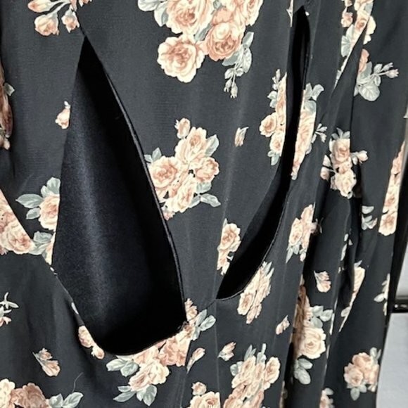 BUNDLE 3 FOR $18- Gypsy Rose Womens Large Black‎ Floral Top Back Cut Out - Picture 14 of 14